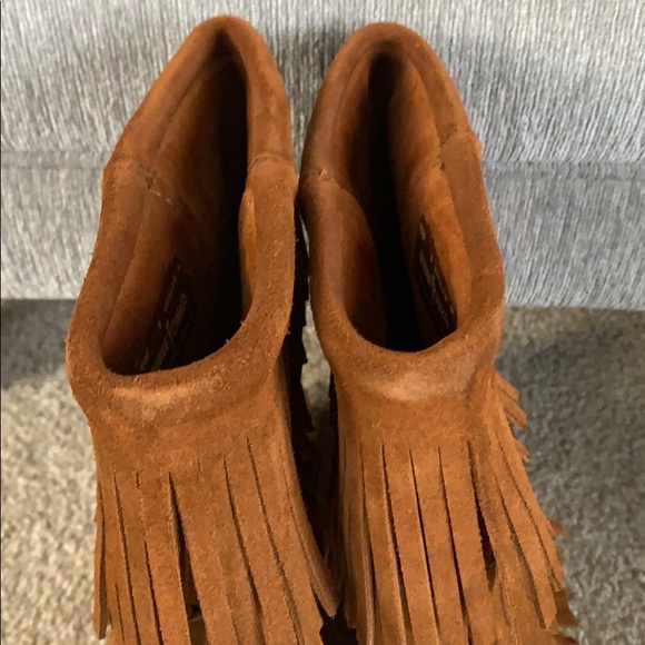 Minnetonka 3-Layer Fringe Suede Brown Boots, 8 - Picture 9 of 11